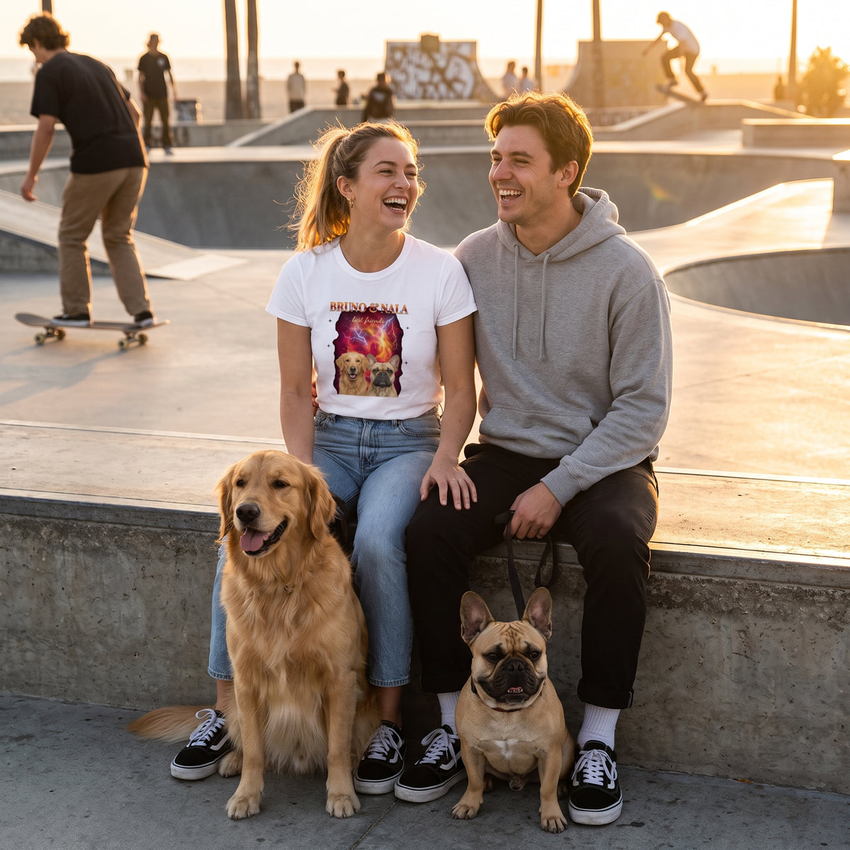 Pareja en un skatepark con su golden retriever y su bulldog francés; ella lleva una camiseta blanca estilo bootleg con los dos perros sobre fuego, BRUNO & NALA y «best friends»