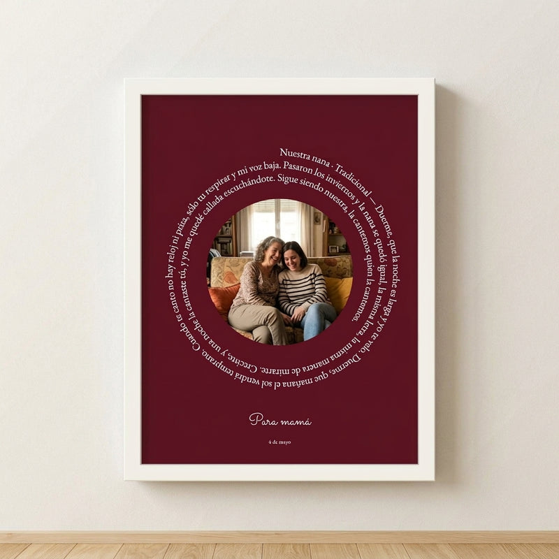 Cuadro canción personalizado Día de la Madre con la letra en espiral alrededor de una foto, colgado en una pared clara