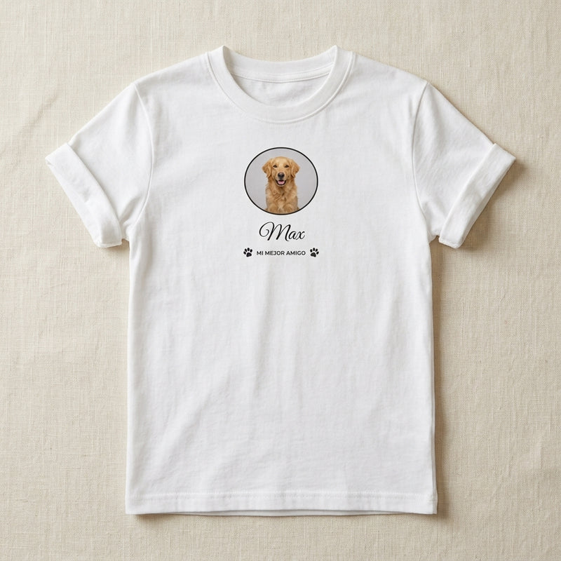 Camiseta personalizada con la cara de tu mascota y su nombre, blanca, vista de plano sobre lino