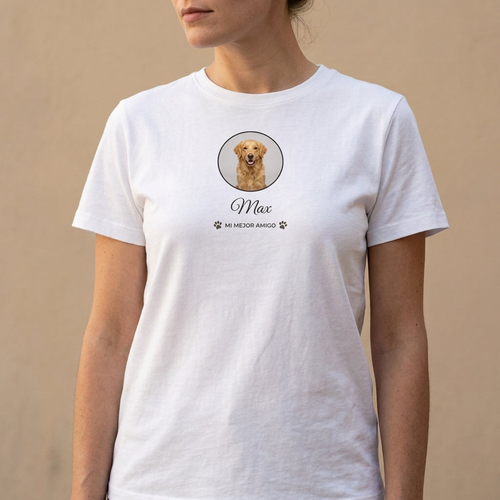 Mujer llevando la camiseta personalizada con la foto de su perro y su nombre en el pecho