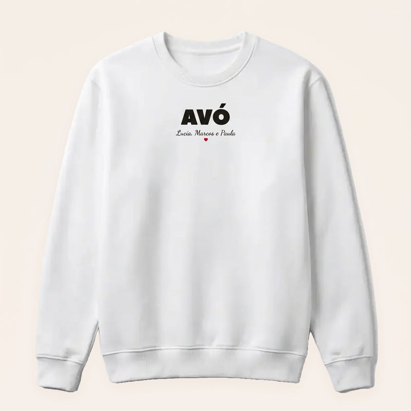 Sudadera blanca personalizada con ABUELA en letra gorda retro y los nombres de los nietos, Lucía, Marcos y Paula, estampado en el pecho