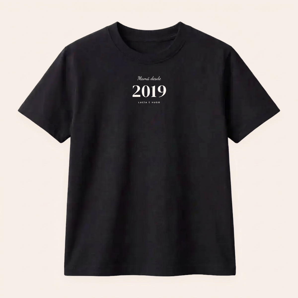 Camiseta negra personalizada «Mamá desde 2019» con el año en grande y los nombres Lucía y Hugo, estampado en el pecho