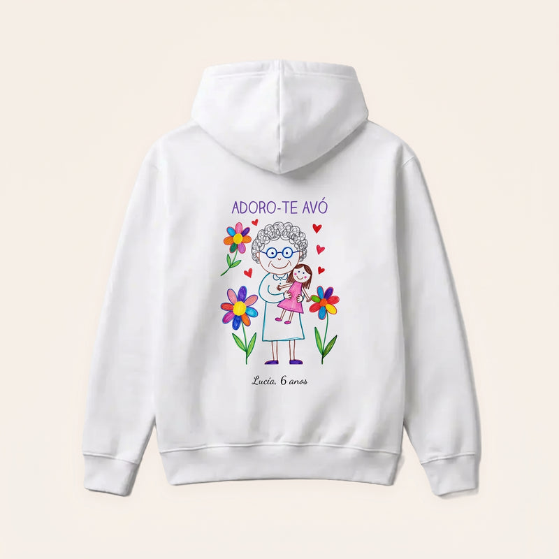 Sudadera con capucha blanca personalizada con el dibujo de una nieta —su abuela con gafas entre flores y «TE QUIERO ABUELA»— y «Lucía, 6 años», estampado en la espalda con sus colores