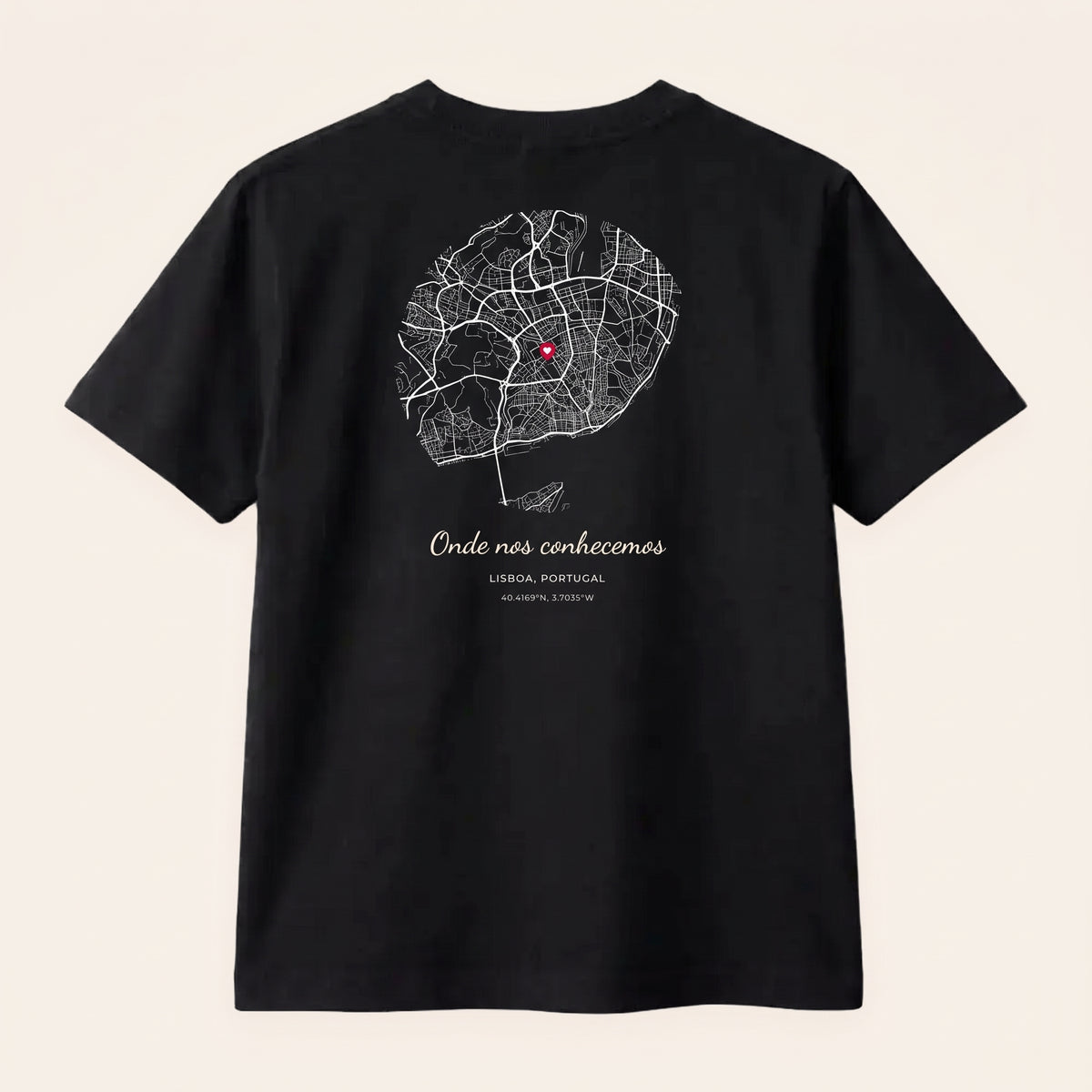 Camiseta negra personalizada con el mapa de tu sitio y «Donde nos conocimos», estampado en la espalda