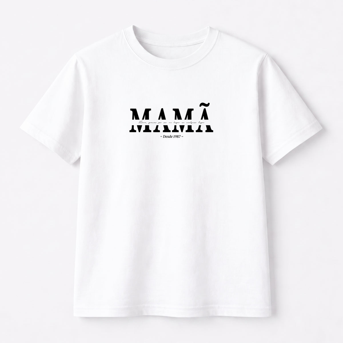 Camiseta blanca personalizada con la palabra MAMÁ rellena de fotos y el año debajo