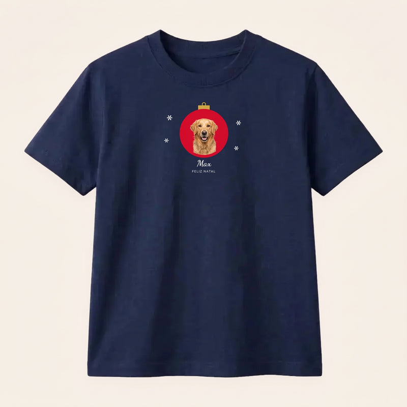 Camiseta azul marino personalizada con la cara de un golden retriever dentro de una bola de Navidad roja, su nombre, Max, y «Feliz Navidad», estampado en el pecho