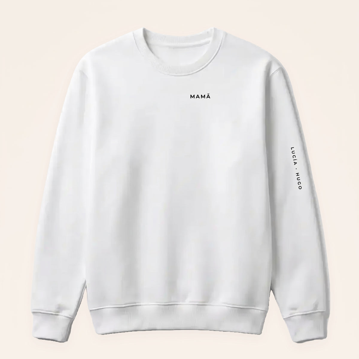 Sudadera blanca personalizada con «MAMÁ» en el pecho y «Lucía · Hugo» bajando por la manga