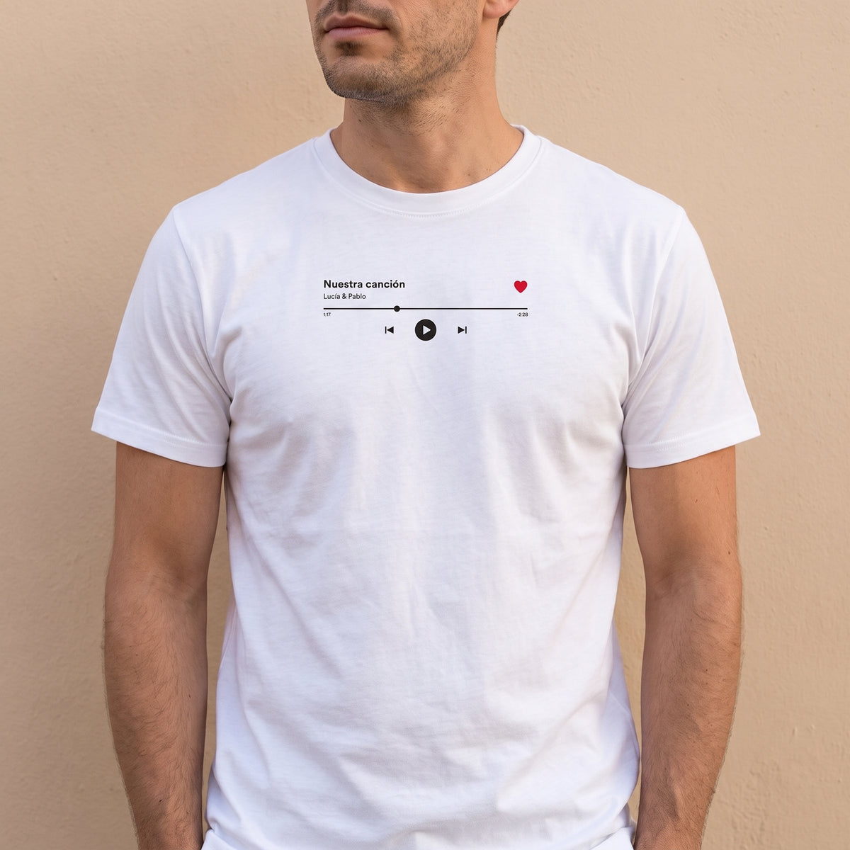 Hombre con la camiseta blanca personalizada con el reproductor de su canción estampado en el pecho