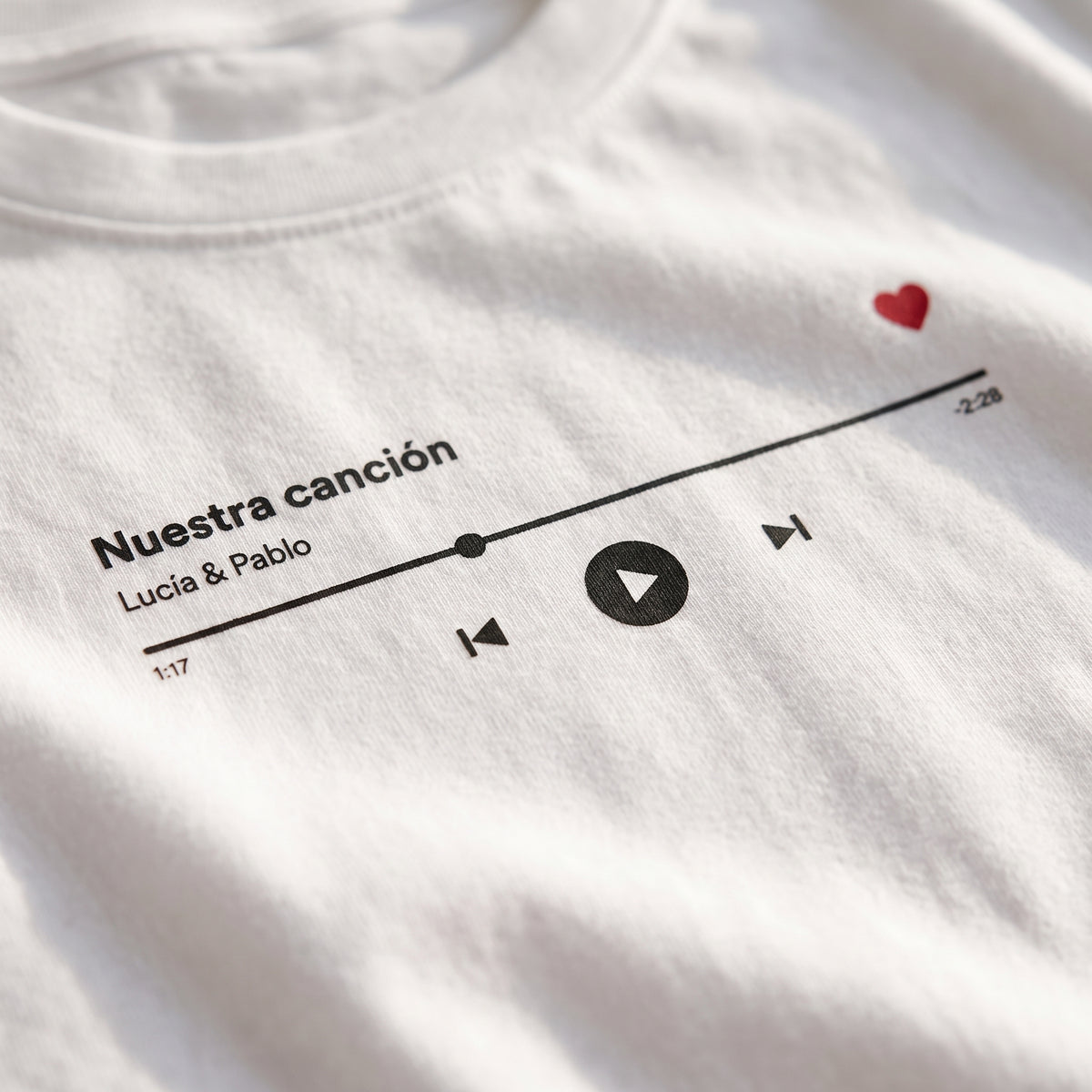 Detalle del estampado DTF del reproductor de su canción, con el título y los nombres, sobre el tejido de una camiseta blanca