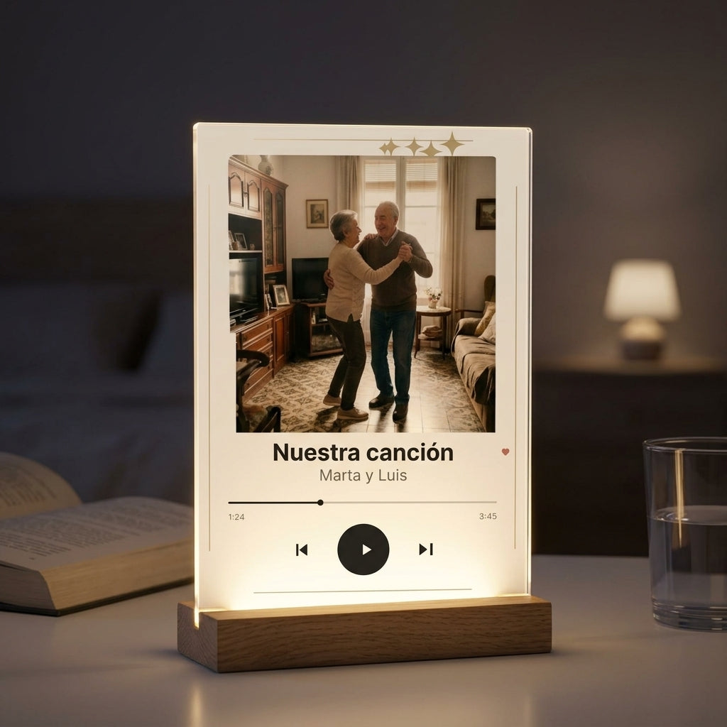 Placa de metacrilato personalizada con vuestra canción encendida sobre la base de madera con luz LED, en una mesilla de noche