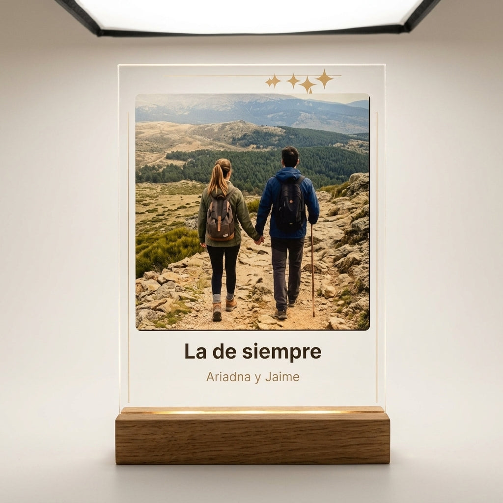 Placa de metacrilato personalizada con vuestra canción sobre su base de luz, foto de estudio sobre fondo neutro