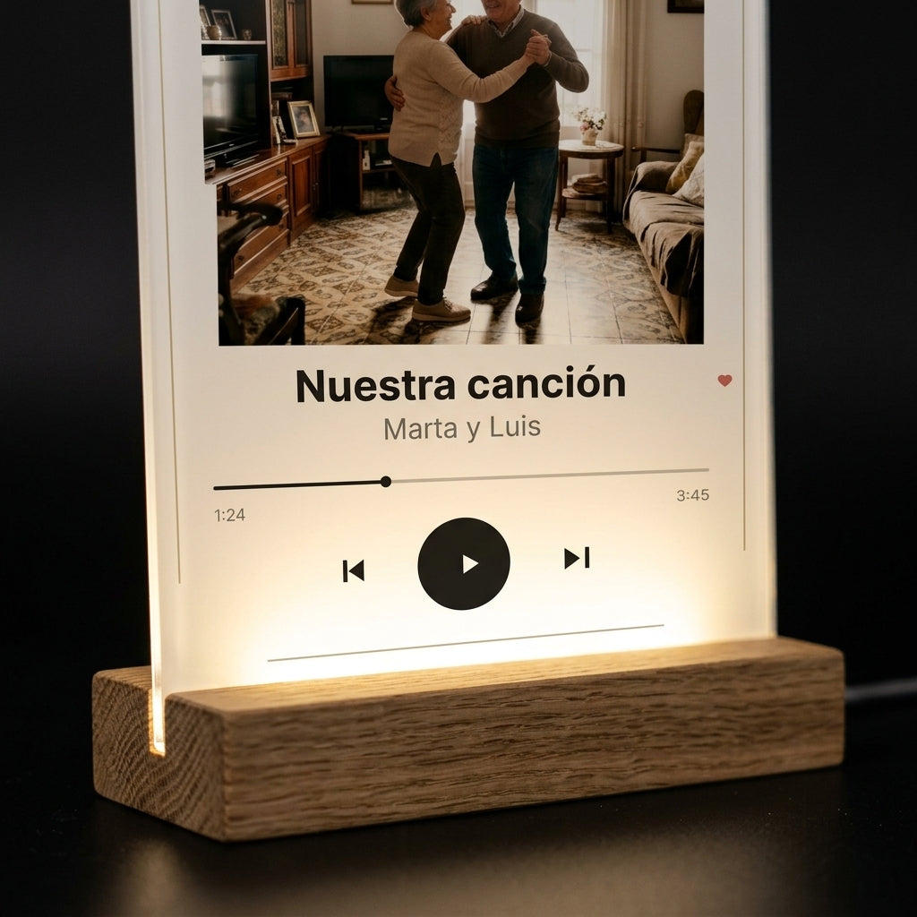 Detalle de la base de madera con luz LED de la placa de metacrilato personalizada con vuestra canción