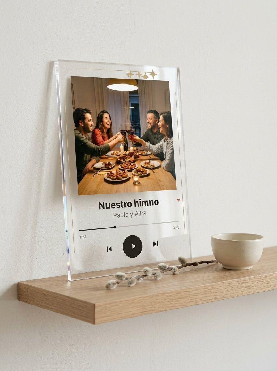 Placa de metacrilato personalizada con vuestra canción apoyada en una balda de roble junto a una rama seca