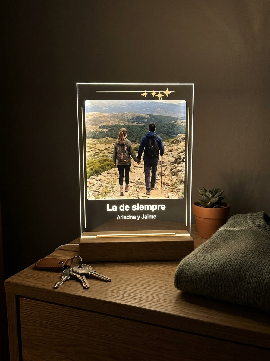 Placa de metacrilato personalizada con vuestra canción encendida de noche sobre una cómoda