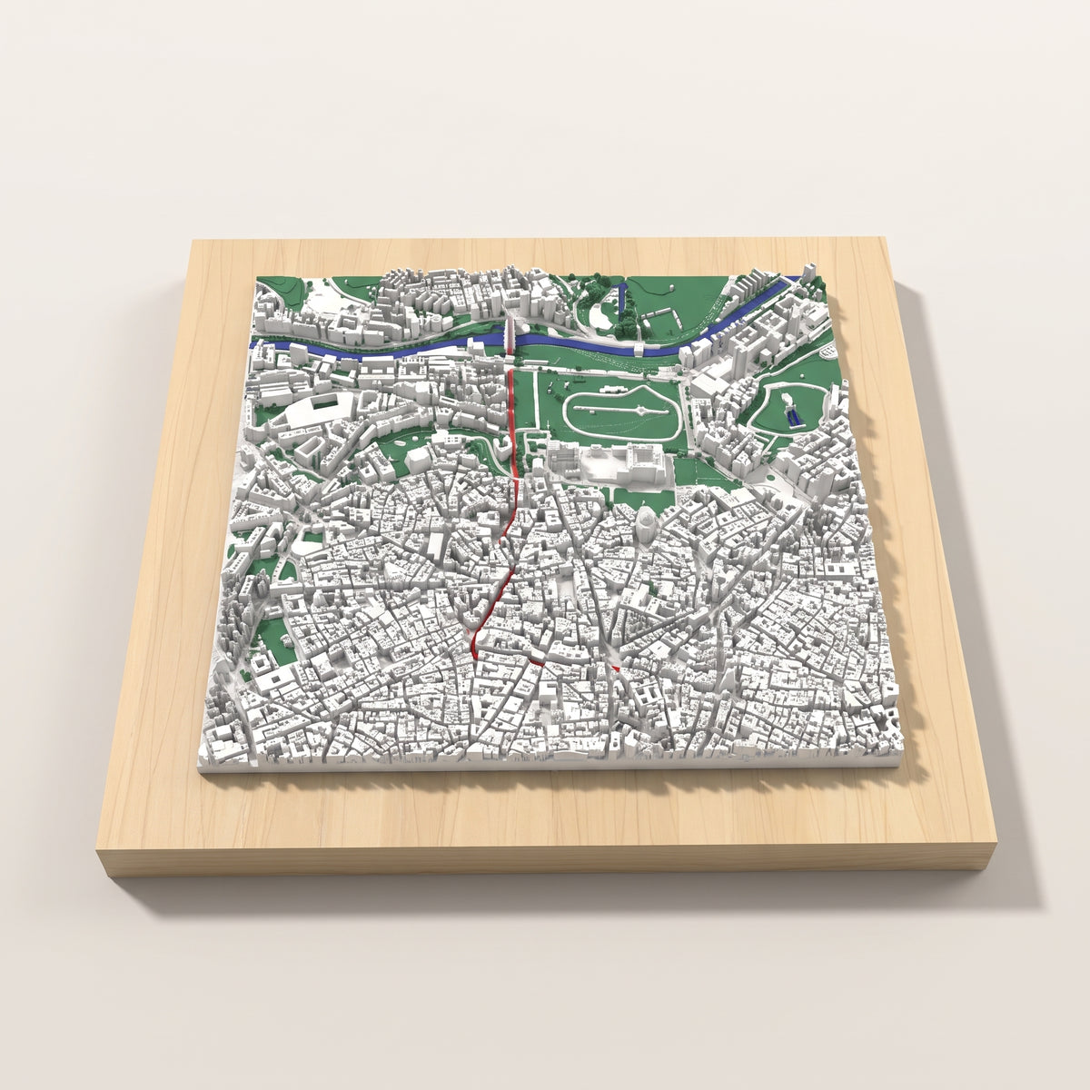 Mapa 3D de una carrera urbana con la ruta en rojo, sobre su tabla de pino y fondo claro