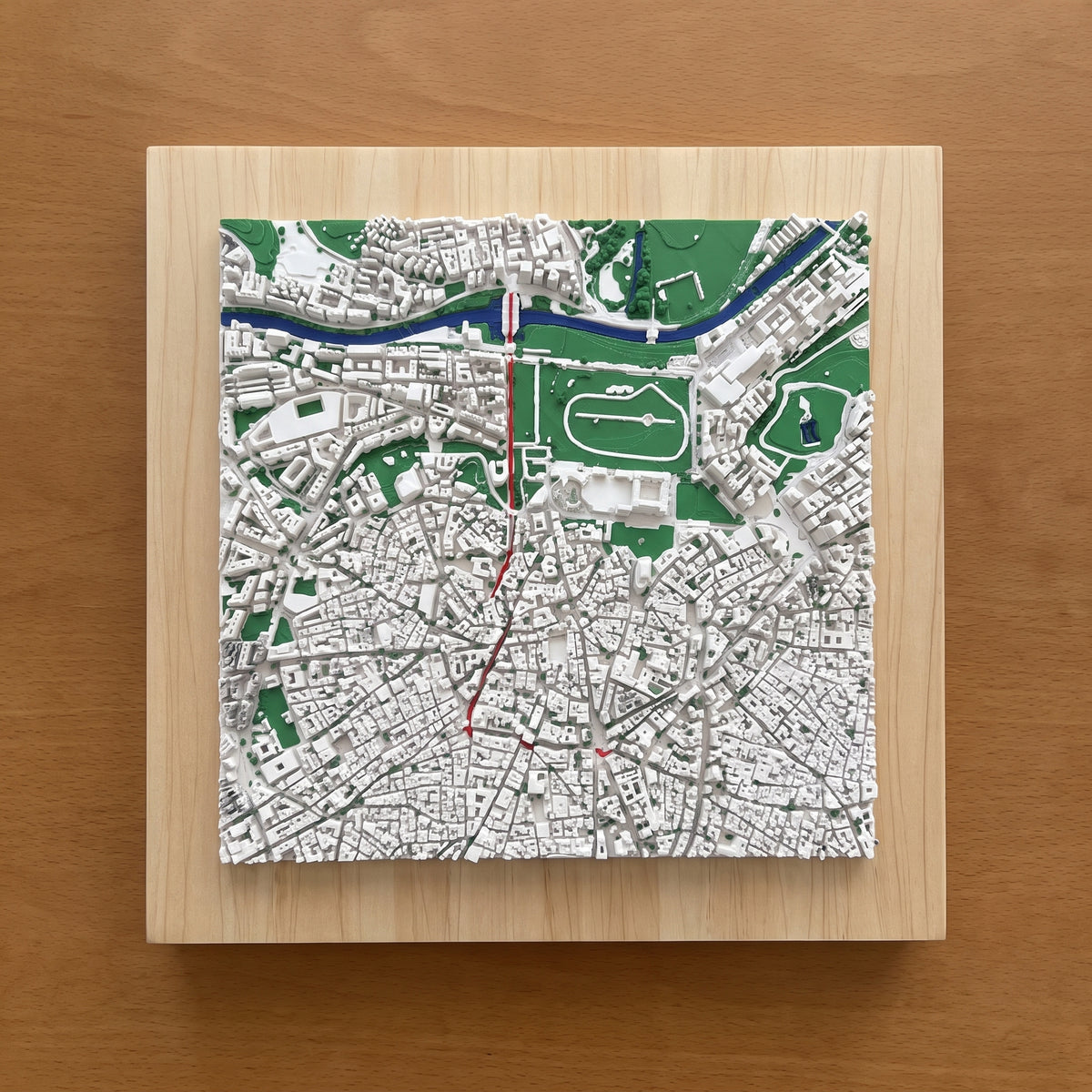 Mapa 3D de una carrera por la ciudad visto desde arriba: el recorrido en rojo cruza la placa de punta a punta entre los edificios