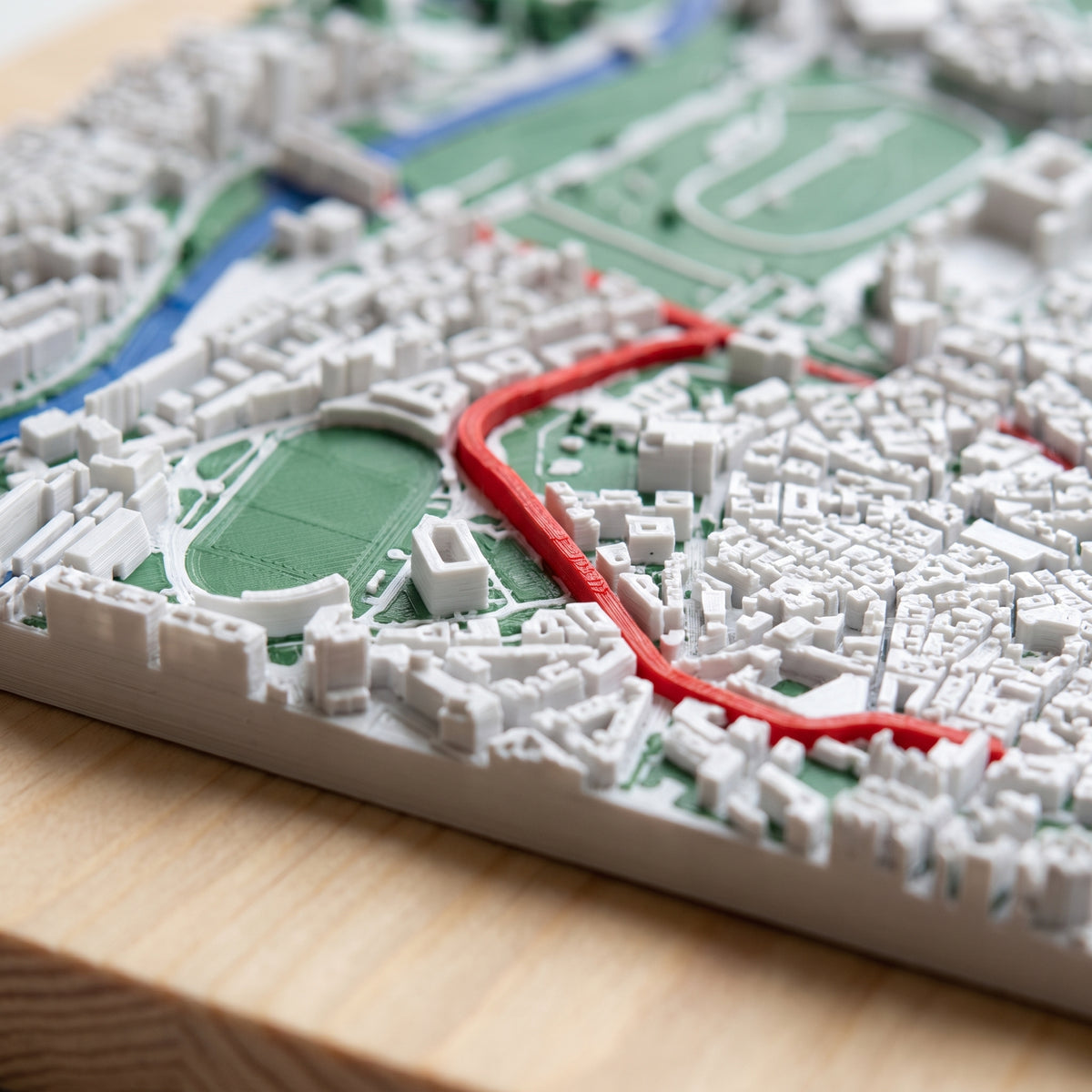 Primer plano del recorrido en rojo de una carrera pasando entre los edificios blancos de un mapa 3D
