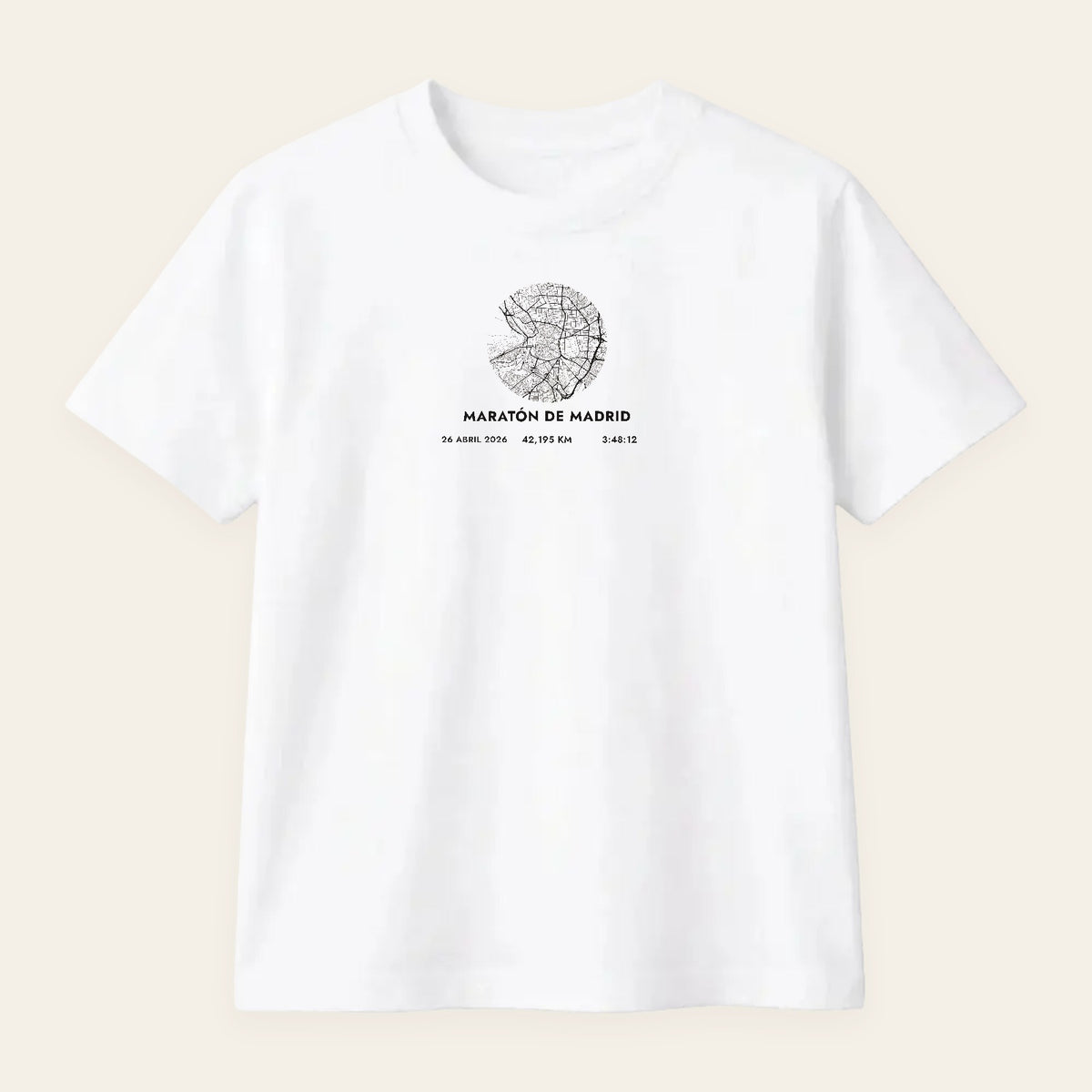 Camiseta blanca con el mapa del recorrido de un maratón en disco, el nombre de la carrera y el tiempo