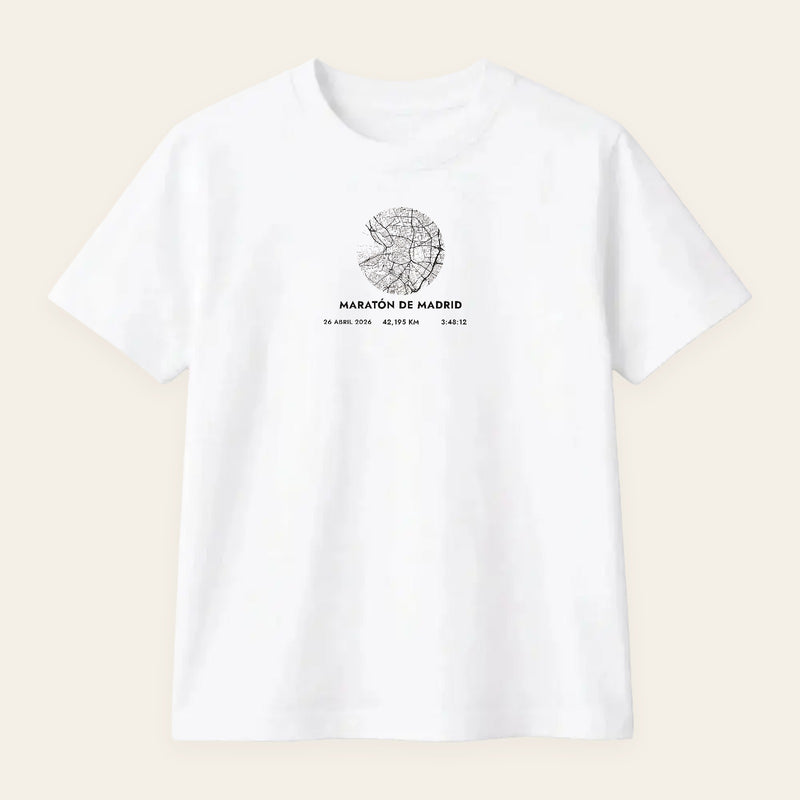 Camiseta blanca con el mapa del recorrido de un maratón en disco, el nombre de la carrera y el tiempo