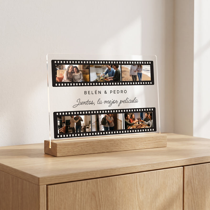 Placa de metacrilato personalizada carrete de fotos sobre un aparador de roble en una habitación luminosa, con su base de madera con luz
