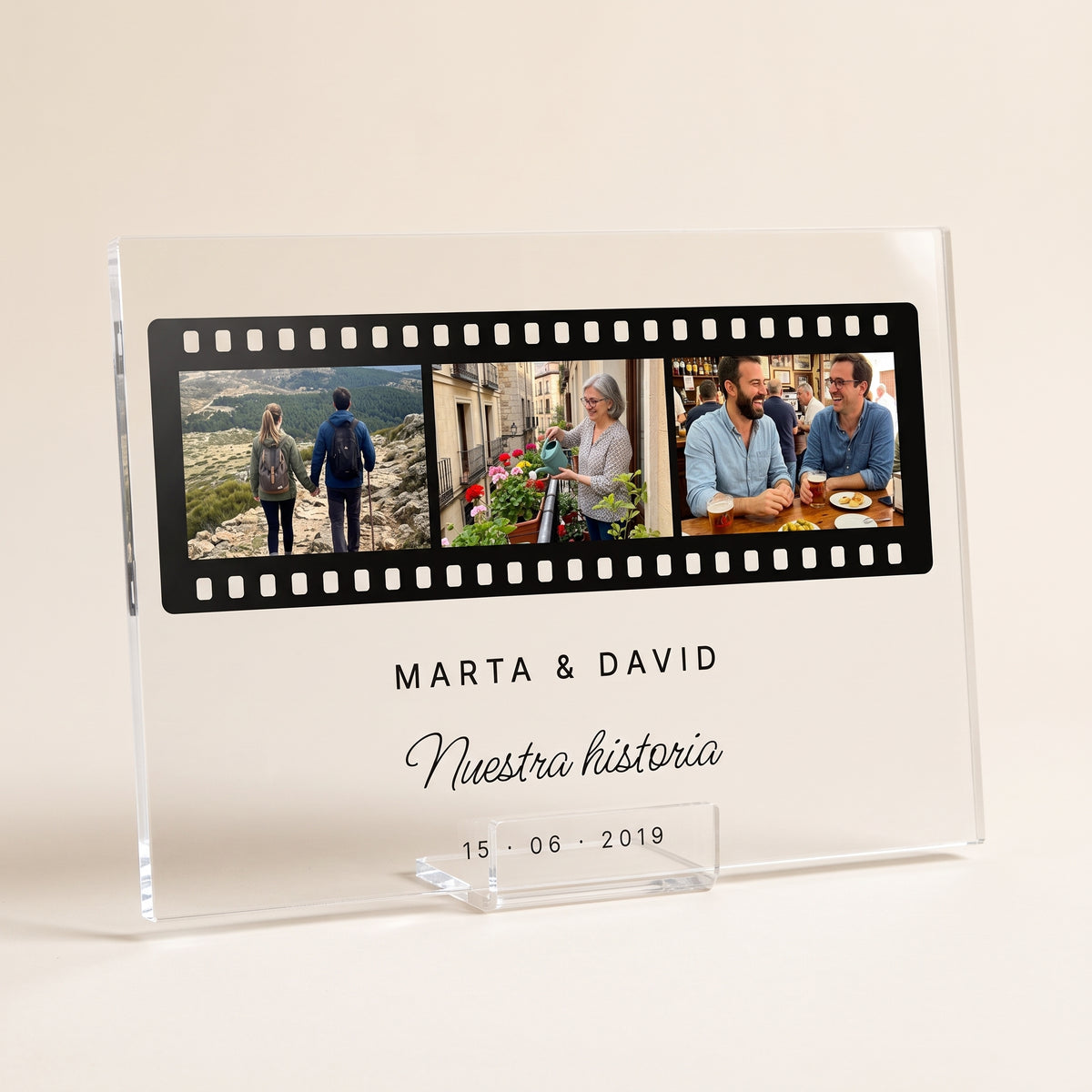 Placa de metacrilato personalizada carrete de fotos en su peana transparente, foto de estudio sobre fondo cálido neutro