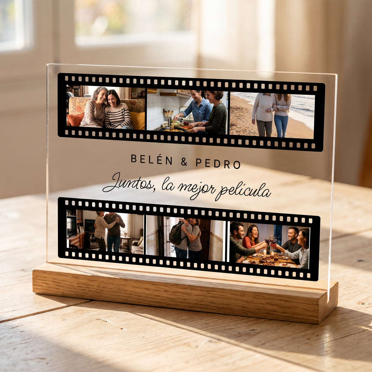 Placa de metacrilato personalizada carrete de fotos encajada en su base de roble, con la luz apagada