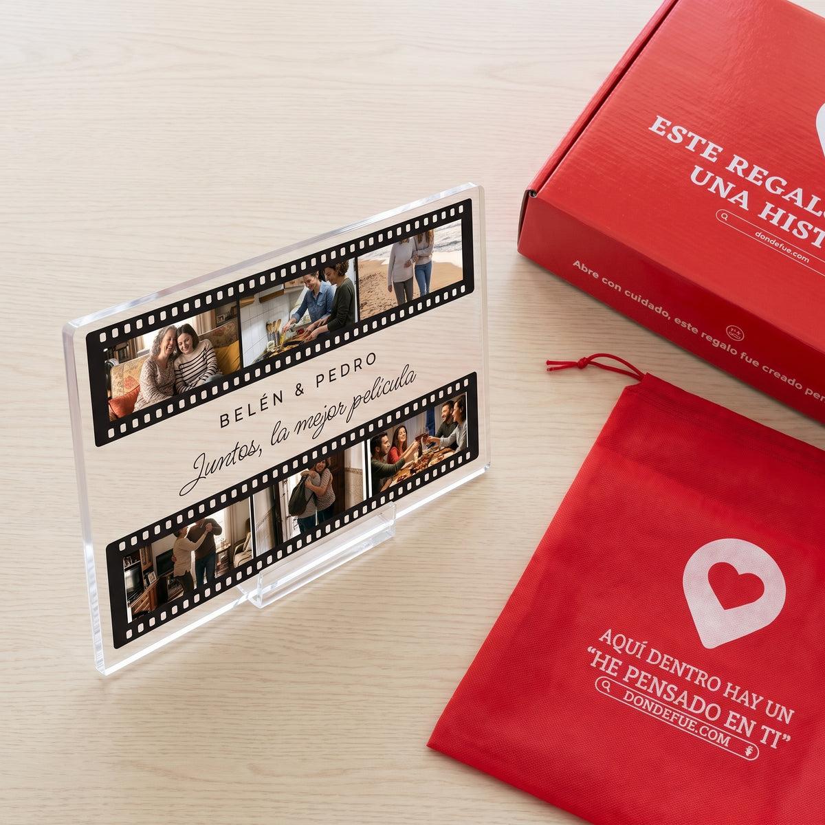Placa de metacrilato personalizada carrete de fotos junto a la caja y la bolsa de regalo de Donde Fue