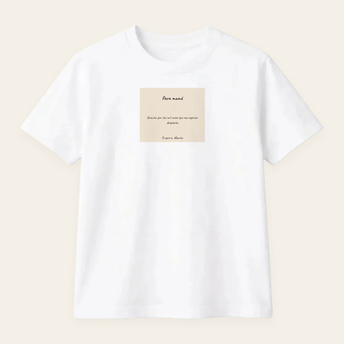 Camiseta blanca con una carta manuscrita personalizada al pecho, sobre cuartilla, firmada a mano