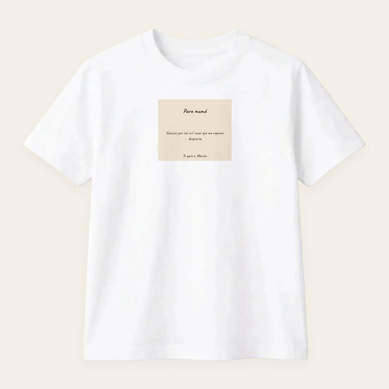 Camiseta blanca con una carta manuscrita personalizada al pecho, sobre cuartilla, firmada a mano