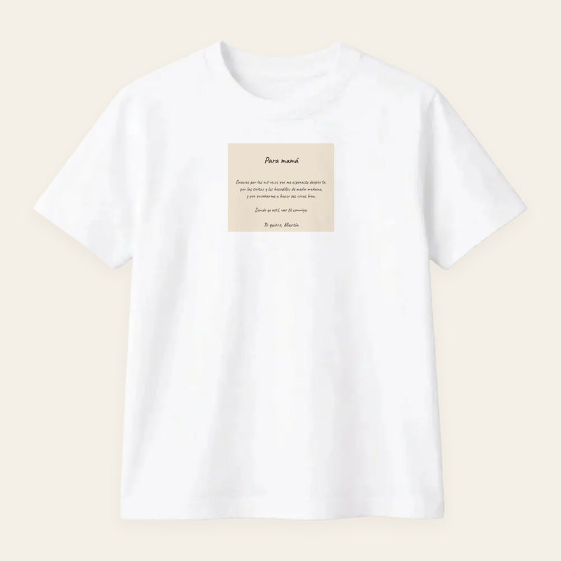 Camiseta blanca con una carta manuscrita personalizada al pecho, sobre cuartilla, firmada a mano
