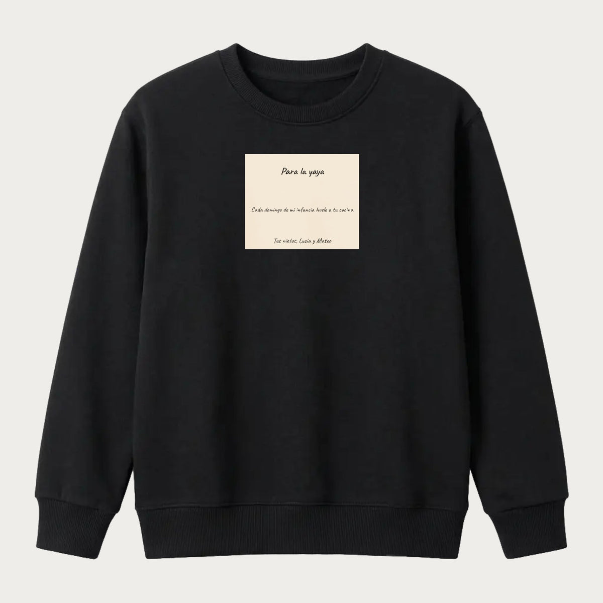 Sudadera negra con una nota manuscrita personalizada al pecho, sin papel