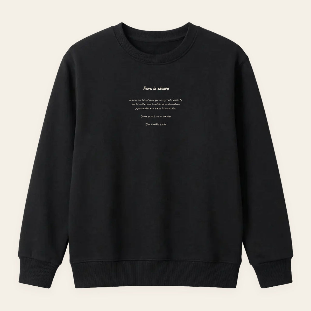 Sudadera negra con una nota manuscrita personalizada al pecho, escrita sobre la propia prenda