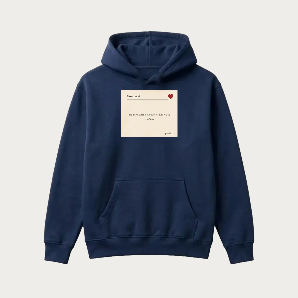 Sudadera con capucha azul marina con una carta personalizada al pecho, en forma de sobre con sello