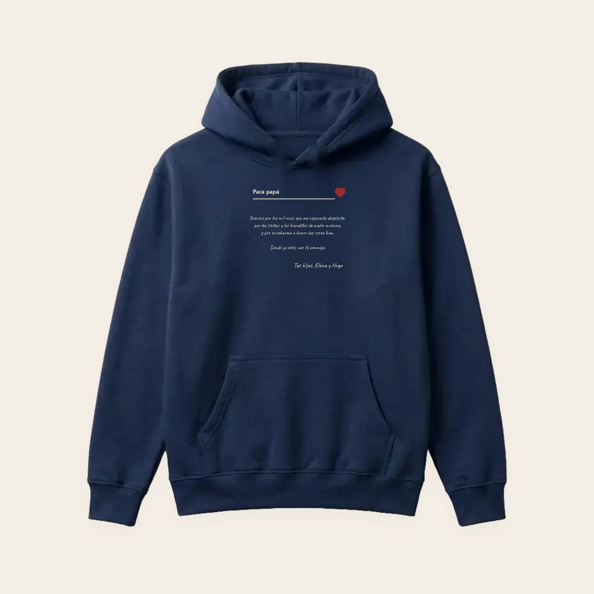 Sudadera con capucha azul marina con una carta personalizada al pecho, con su corazón