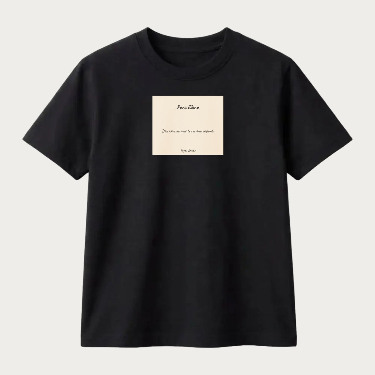 Camiseta negra con una carta manuscrita personalizada al pecho, sobre cuartilla