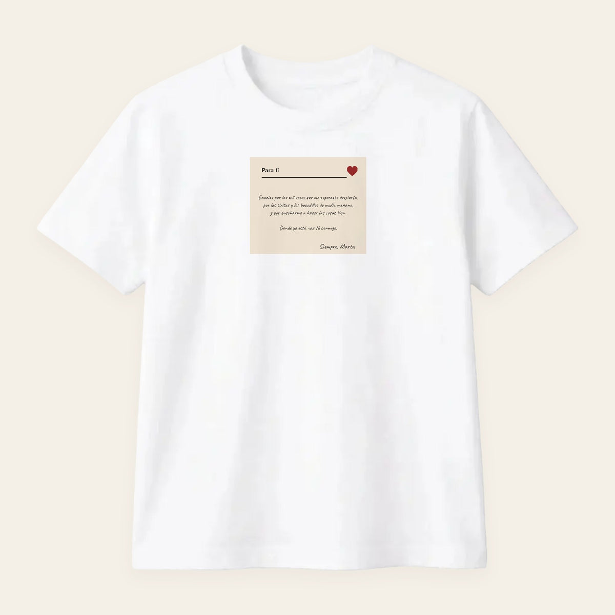 Camiseta blanca con una carta personalizada al pecho en forma de sobre, con su sello de corazón