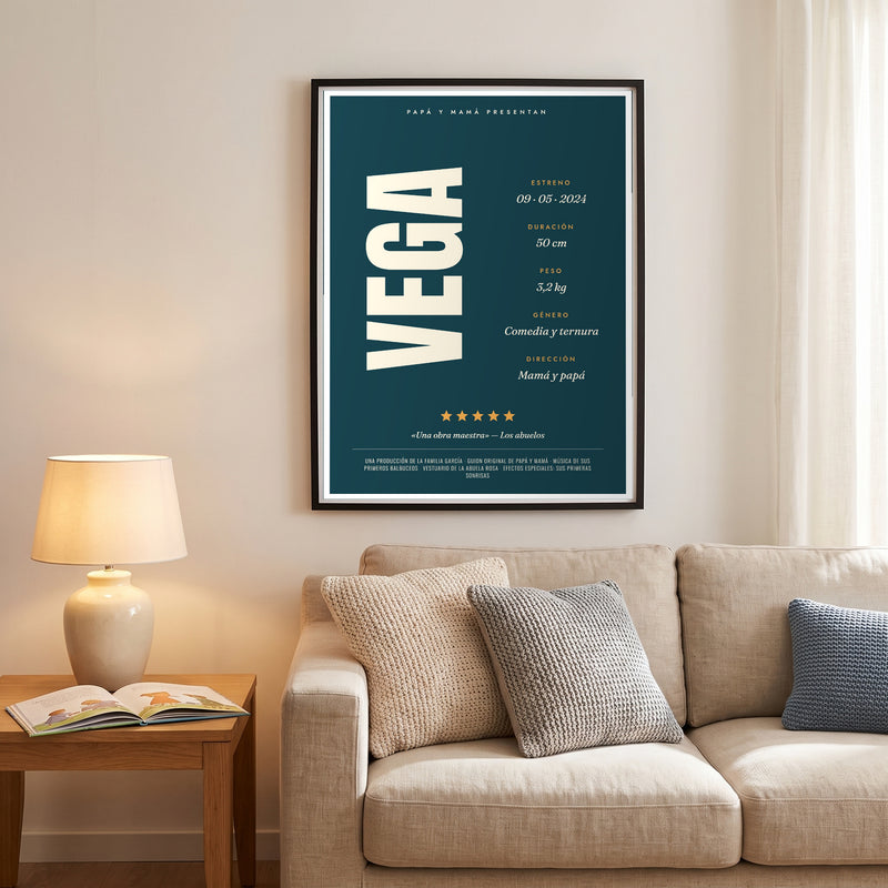 Cartel de cine del bebé personalizado con su nombre en vertical y la ficha técnica del nacimiento en marco negro
