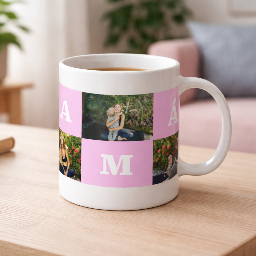 Taza personalizada con cuatro fotos y las letras MAMÁ sobre fondo rosa, junto a un café