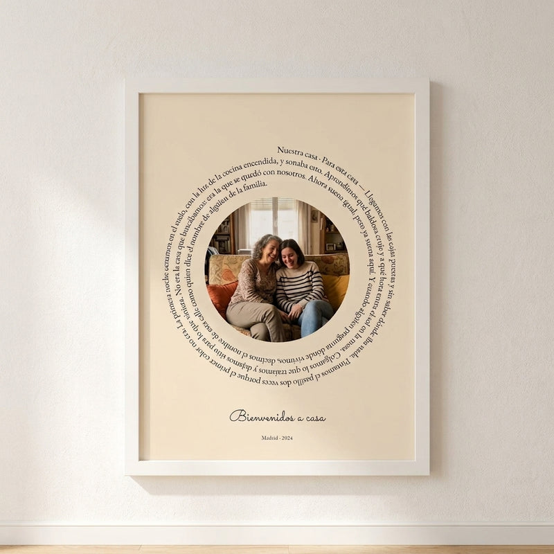 Cuadro canción personalizado de casa nueva con la letra en espiral alrededor de vuestra foto, colgado en una pared clara