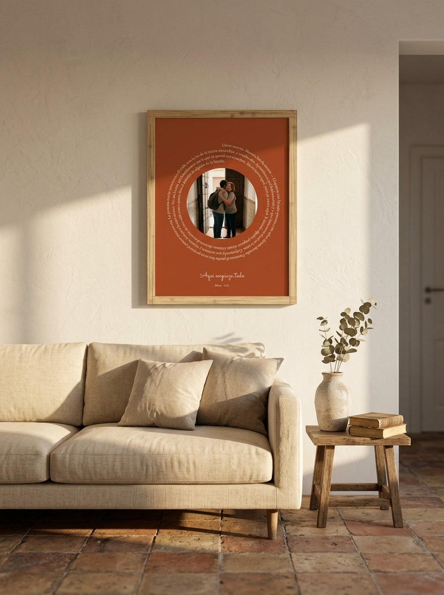 Cuadro canción personalizado de casa nueva colgado sobre un sofá de lino en un salón cálido