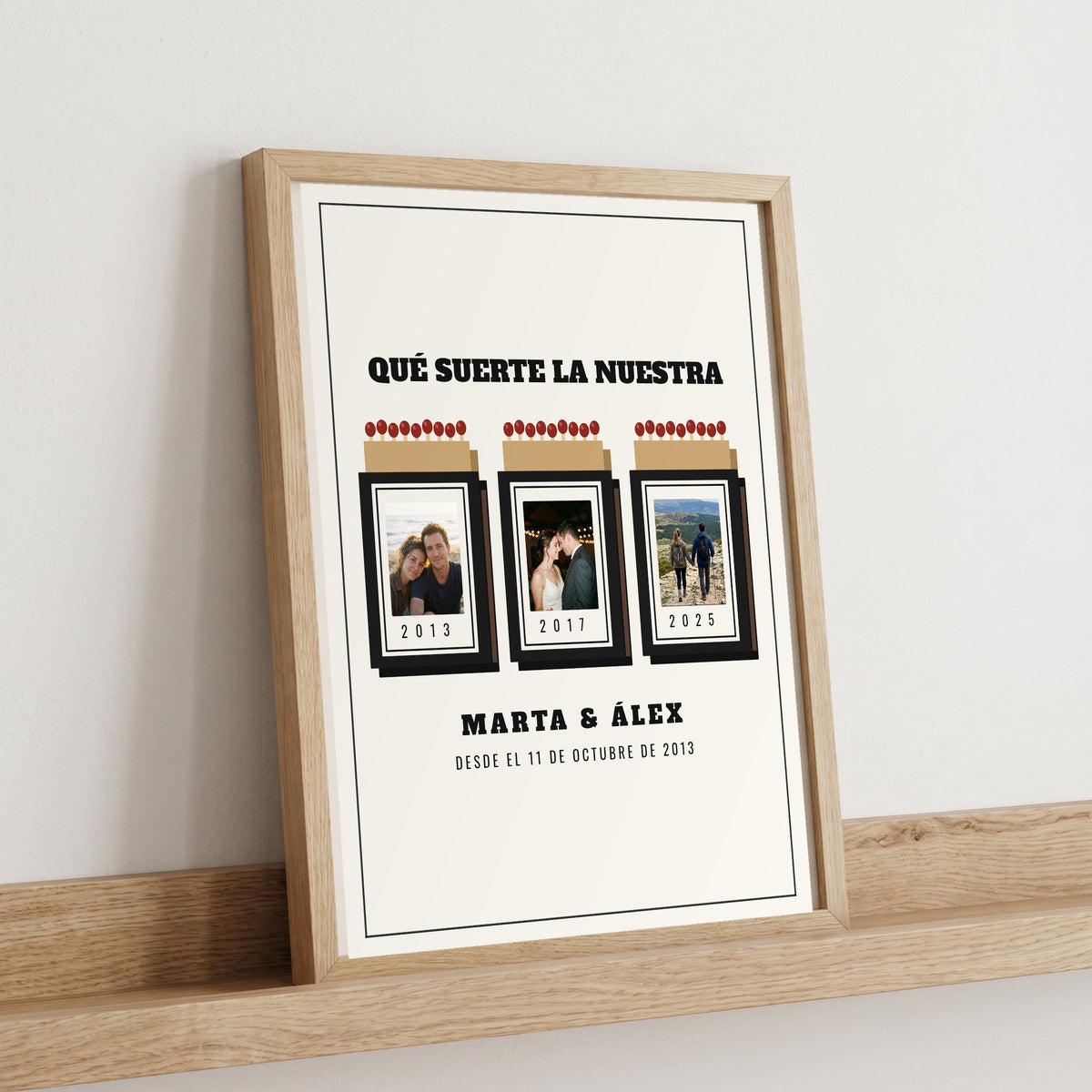 Cuadro «Qué suerte la nuestra»: tres cajas de cerillas negras con tres fotos, en una balda