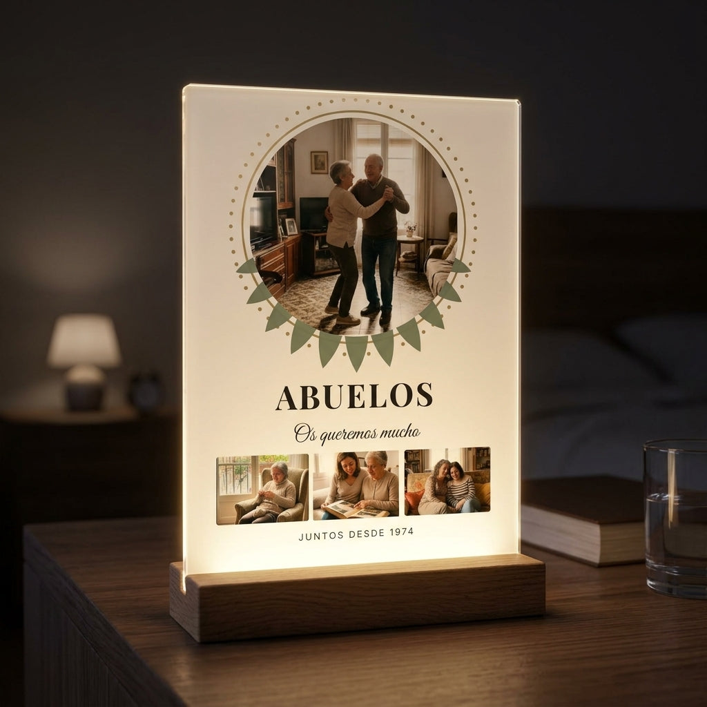 Placa de metacrilato personalizada con una foto circular encendida sobre la base de madera con luz LED, en una mesilla de noche