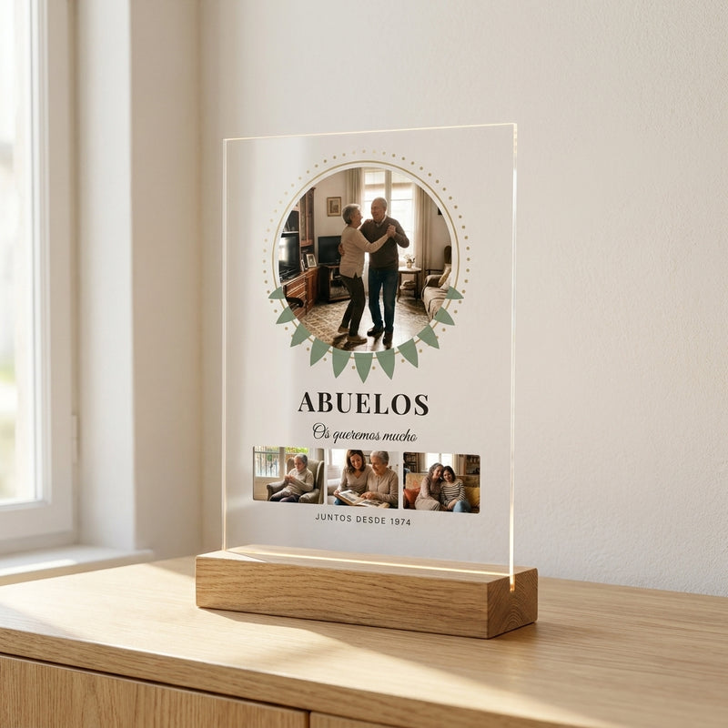 Placa de metacrilato personalizada con una foto circular, sobre un aparador de roble en una habitación luminosa, con su base de madera con luz
