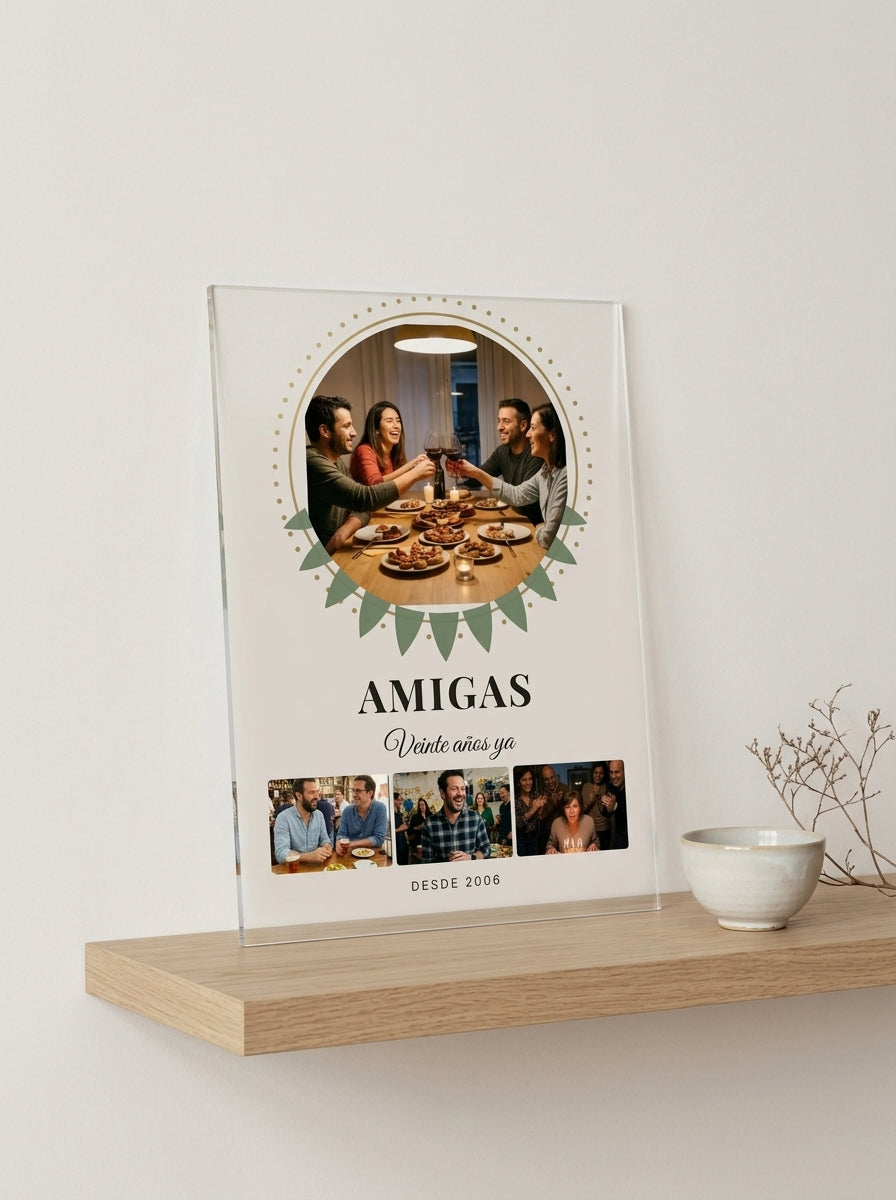 Placa de metacrilato personalizada con una foto circular apoyada en una balda de roble junto a una rama seca