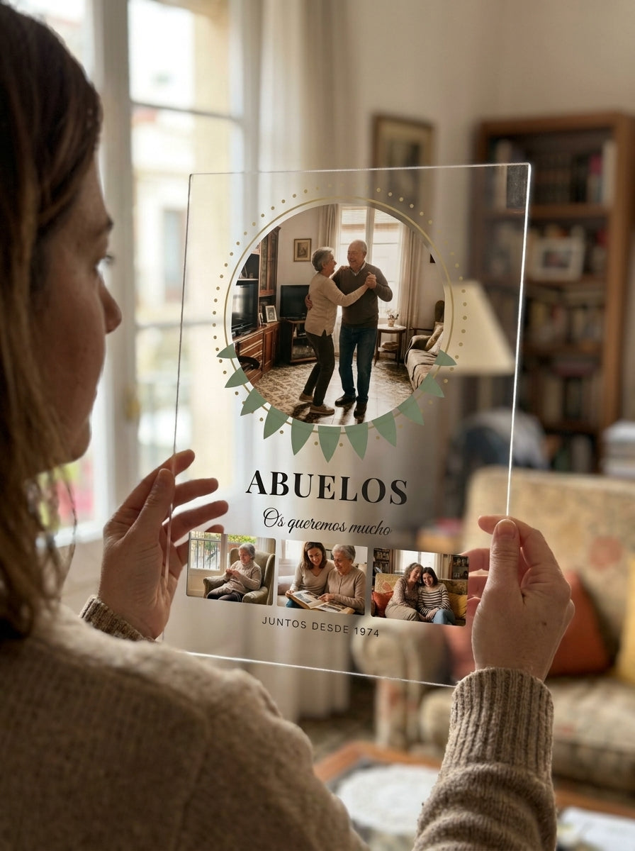 Sosteniendo la placa de metacrilato personalizada con una foto circular a contraluz junto a una ventana