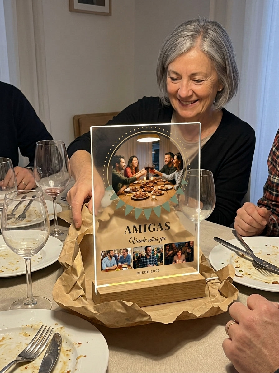 Abriendo el regalo de la placa de metacrilato personalizada con una foto circular en una comida familiar