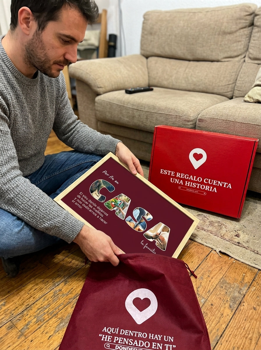 Sacando el cuadro letras con fotos personalizado de casa nueva de la bolsa de regalo, con la caja abierta al lado