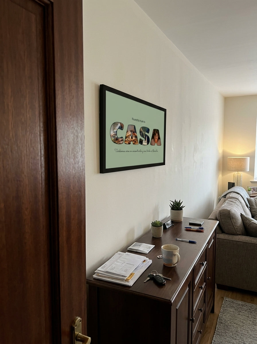 El cuadro letras con fotos personalizado de casa nueva visto desde la puerta del salón