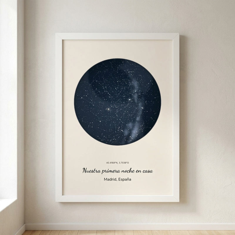Cuadro mapa estelar personalizado de casa nueva con el cielo de la primera noche en la casa, colgado en una pared clara