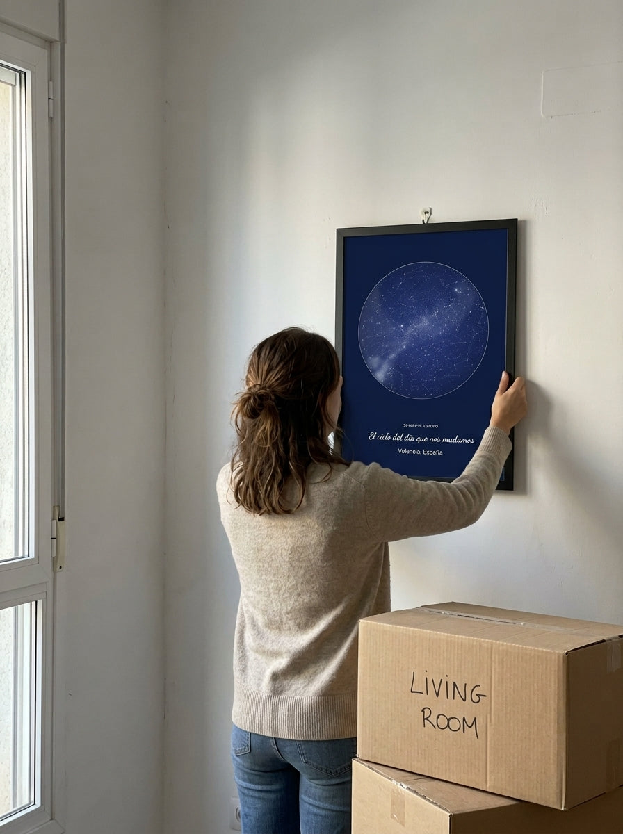 Colgando el cuadro mapa estelar personalizado de casa nueva en la pared de casa